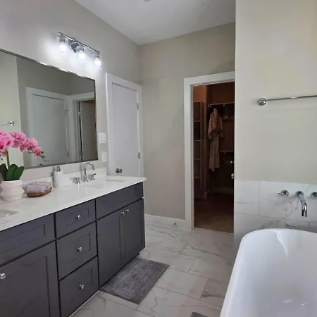 Villa Chic Affordable North Houston Getaway